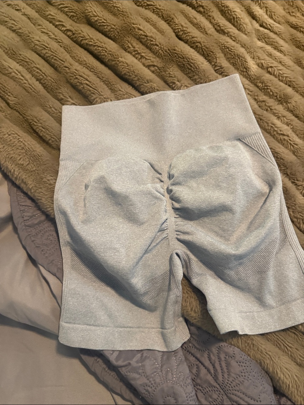 High-Waist Light Gray Women’s Seamless Scrunch-Back Shorts